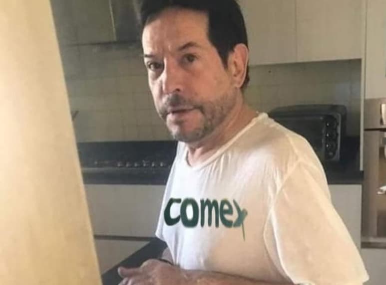La vestimenta de Origel, así como el misterioso hombre de la fotografía se volvieron blanco de memes y ediciones por parte de internautas (CAPTURA)