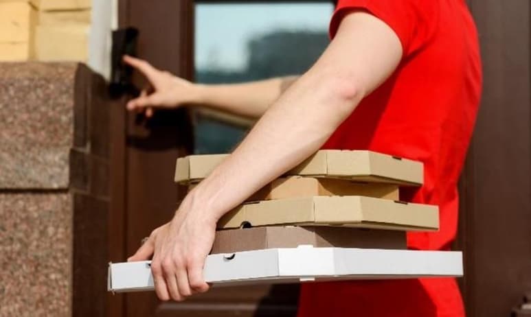 El hombre dice desconocer la identidad de la persona que envía las pizzas (ESPECIAL)