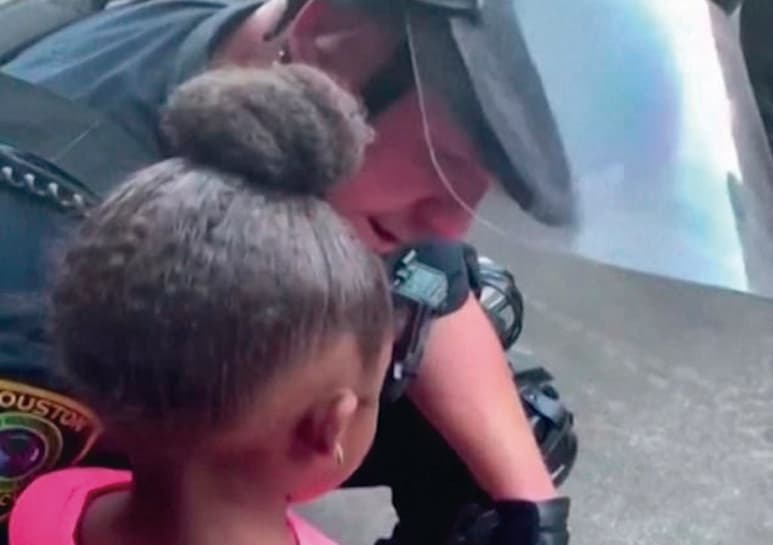 El video fue compartido por diferentes cadenas de noticias americanas. (CAPTURA)