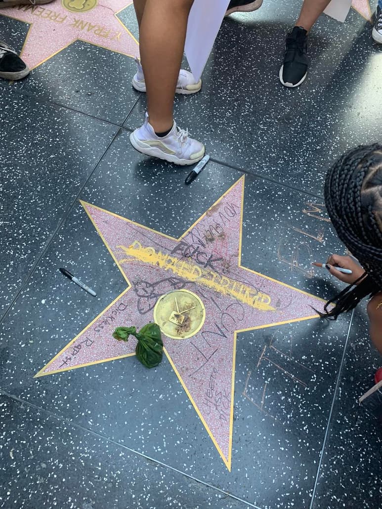 En un momento, uno de los manifestantes colocó excrementos de perro sobre el símbolo vandalizado en una imagen que se convirtió en viral.
(TWITTER)