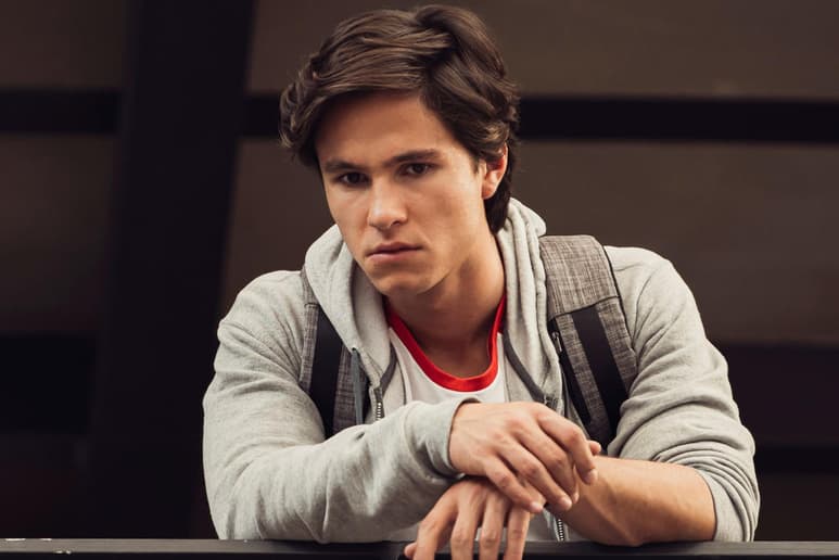 El actor de 23 años interpreta a Javier Williams, el chico nuevo de una escuela de prestigio donde varios adolescentes son atacados por un hacker. (EL UNIVERSAL)