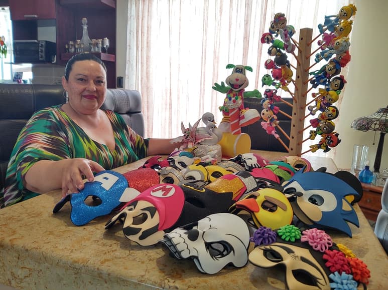 TANLENTO. Mayra Ontiveros moldea personajes con sus propias manos. (El siglo de torreón / Verónica Rivera)