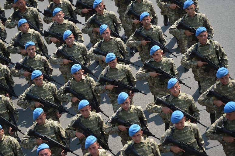 La Policía turca inició este martes, a petición de la Fiscalía, varias operaciones para detener a un total de 275 militares, por sospechas de pertenecer a la cofradía del predicador exiliado Fethullah Gülen. (ARCHIVO)