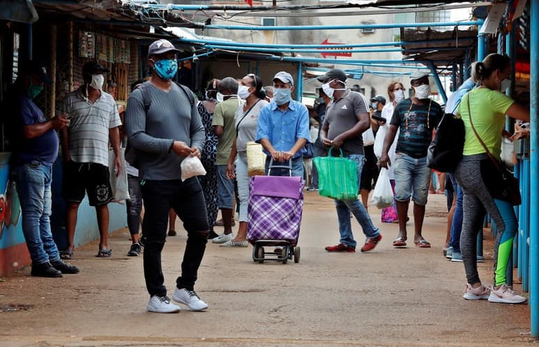 Cuba registró cinco nuevos casos de COVID-19 este martes, cuando se cumplen diez días consecutivos sin muertes por el virus y el total de positivos llega a 2,205. (ARCHIVO) 