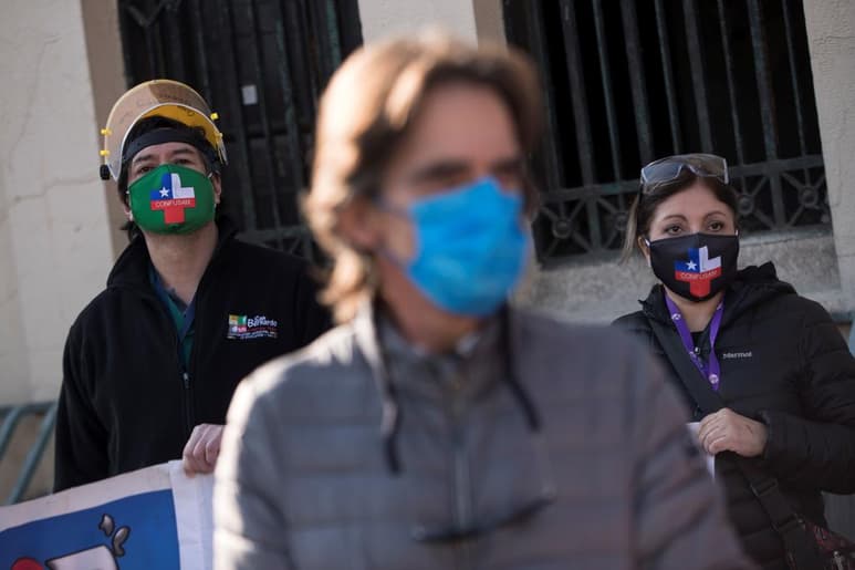 Chile reportó este martes solo 19 nuevas muertes por COVID-19, lo que supone un importante descenso con respecto a días anteriores, cuando la cifra rozaba el centenar. (ARCHIVO)