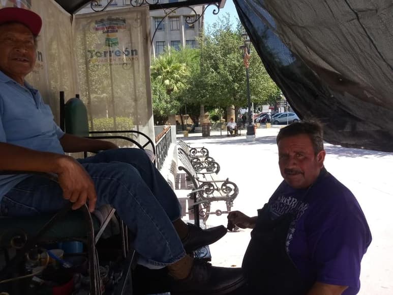 Es bolero desde que tenía 12 años de edad, en la actualidad tiene 52 y se ha mantenido trabajando a diario en ese paseo público. (EL SIGLO DE TORREÓN)