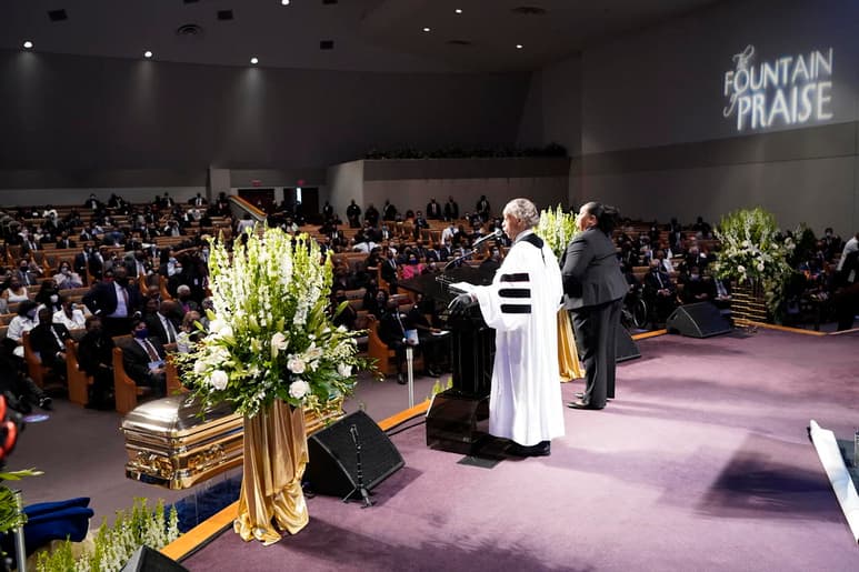 Familiares, amigos y líderes comunitarios asistieron este martes en Houston (Texas) al funeral de George Floyd, el afroamericano muerto en Minneapolis a manos de la policía. (EFE)