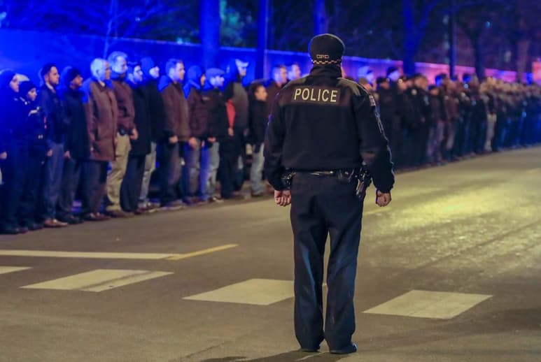 Uno de los principales sindicatos policiales de Nueva York (EUA) acusó este martes a los políticos y a los medios de comunicación de 'vilipendiar' al cuerpo de la policía y de tratar a sus agentes como 'animales y matones'. (ARCHIVO)