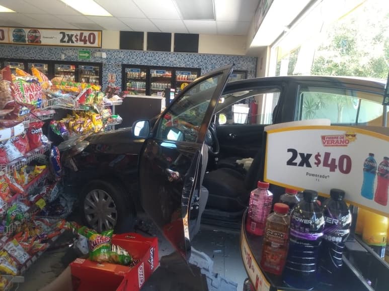 La mitad del carro acabó dentro del establecimiento. (EL SIGLO DE TORREÓN)