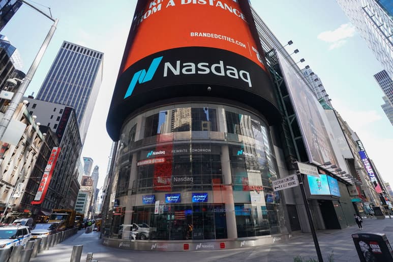 Los mercados mantuvieron resultados mixtos, pero el índice tecnológico Nasdaq estuvo a punto de llegar a los 10 mil puntos. (EFE)