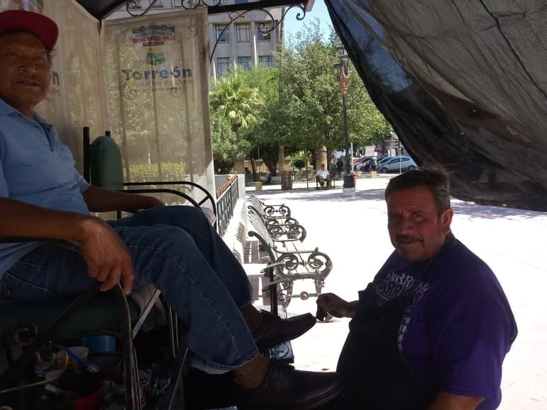 'El Güero' tiene ya 40 años trabajando de bolero en la Plaza de Armas y piensa seguir trabajando hasta que pueda. (PRIMITIVO GONZÁLEZ)