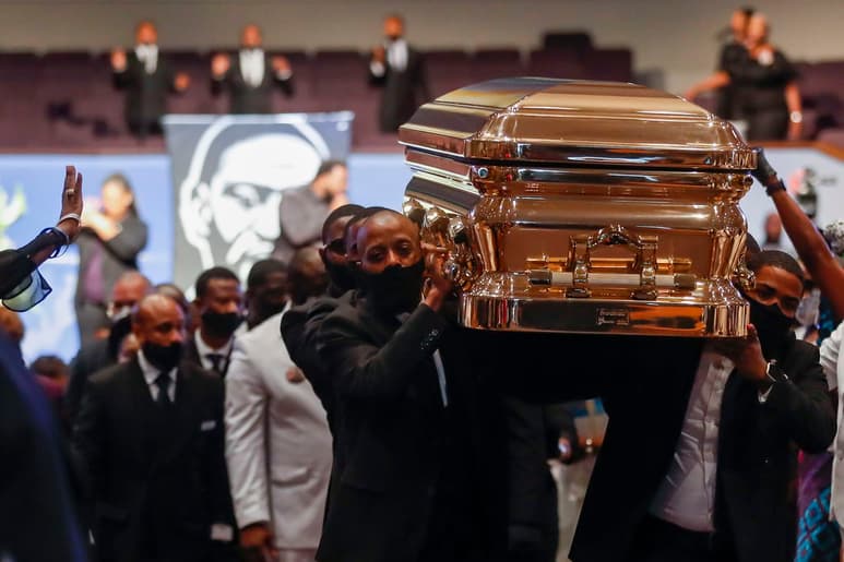 Familiares, amigos y líderes comunitarios asistieron en Houston al funeral de George Floyd. (EFE)