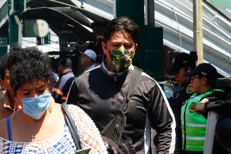 Si la población utilizara mascarillas se lograría mantener el número R por debajo del 1.0 y se evitarían nuevas oleadas. (ARCHIVO)