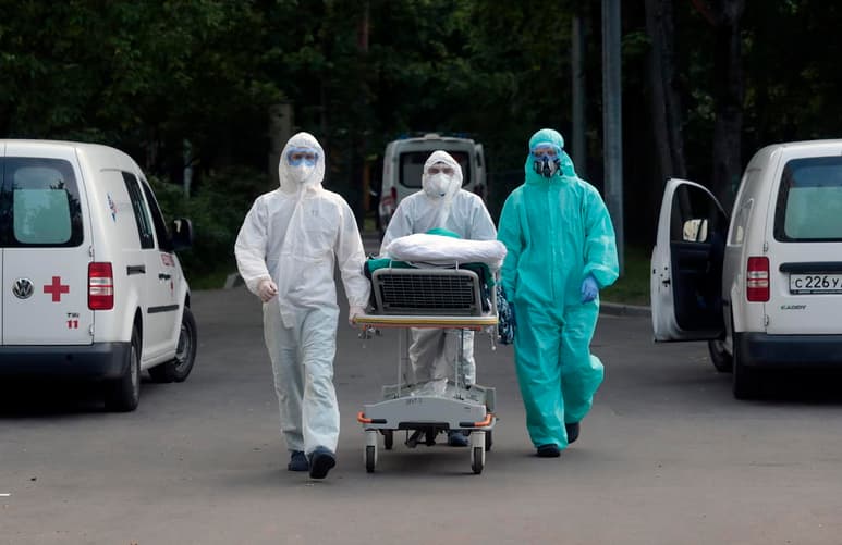 El grupo estadounidense Johnson & Johnson anunció este miércoles que comenzará ensayos en humanos para una vacuna del coronavirus en la segunda mitad de julio. (ARCHIVO)