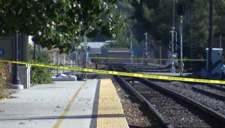 Un policía fue herido a tiros el miércoles cuando respondía a un reporte de que alguien estaba disparando contra una estación policial en California. (ESPECIAL)