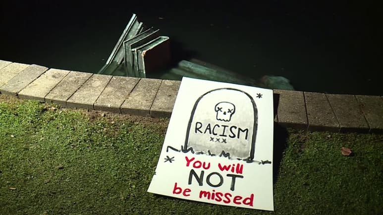 En medio de la convulsión generada por la muerte de George Floyd, una estatua de Cristóbal Colón fue derribada, quemada y tirada a un lago en Richmond, Virginia, según varios medios. (ESPECIAL)