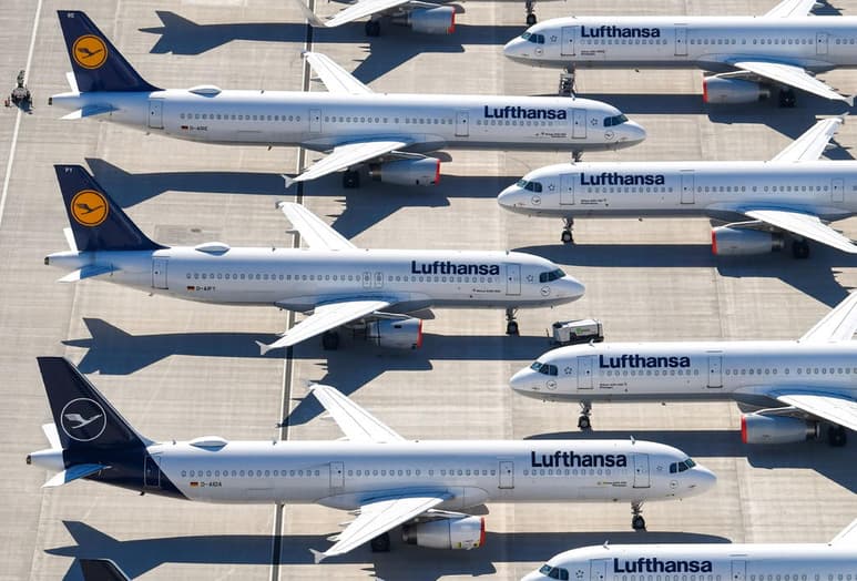 Hasta 22,000 puestos de trabajo a jornada completa están en peligro en Lufthansa, anunció la compañía aérea alemana este miércoles tras una reunión con los principales sindicatos que representan a la plantilla para negociar un programa de ahorro. (ARCHIVO)