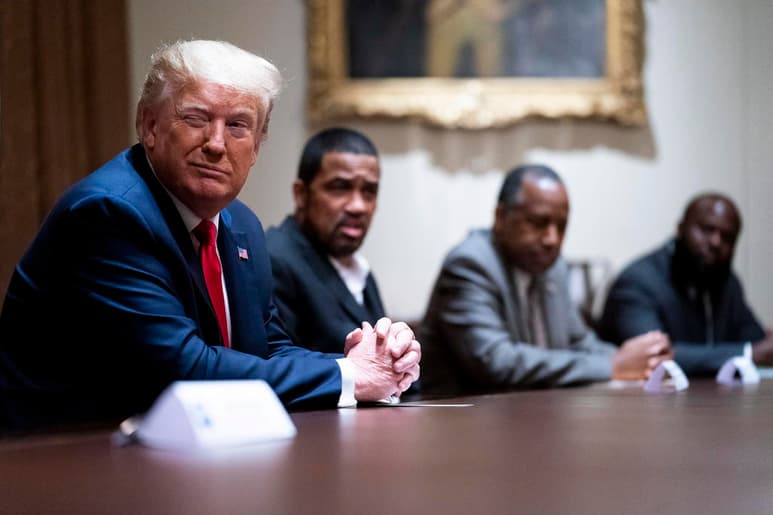 Trump dijo que celebrará mítines para su campaña de reelección en Florida, Arizona y Carolina del Norte, todos estados clave que podrían decidir el resultado de las elecciones de noviembre, así como en Oklahoma, una zona republicana donde el presidente obtuvo el 65.3 % del voto en los comicios en 2016 frente a la demócrata Hillary Clinton.
(EFE)