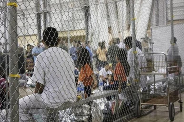 La comunidad inmigrante en Nueva York celebra este miércoles una decisión de un juez federal que declaró ilegal y prohíbe los arrestos del Servicio de Inmigración y Control de Aduanas (ICE por sus siglas en inglés) en los tribunales de este estado. (CORTESÍA)
