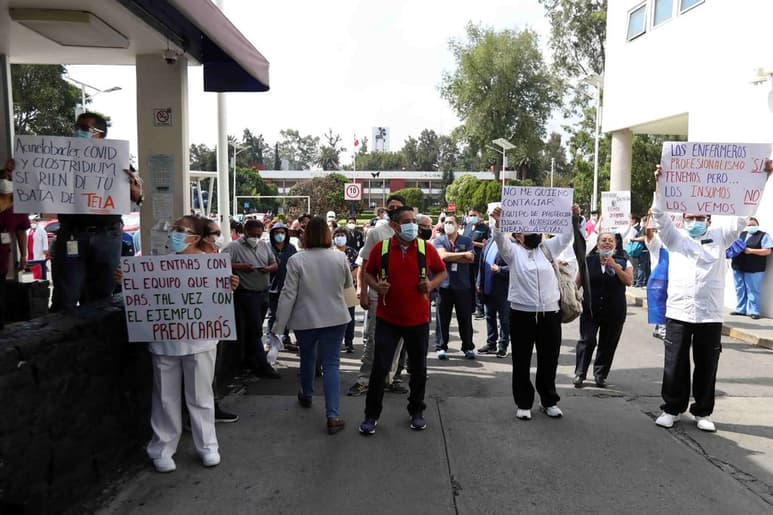 Los trabajadores refieren que los uniformes de tela que les han entregado son para pacientes y no son funcionales para el personal.