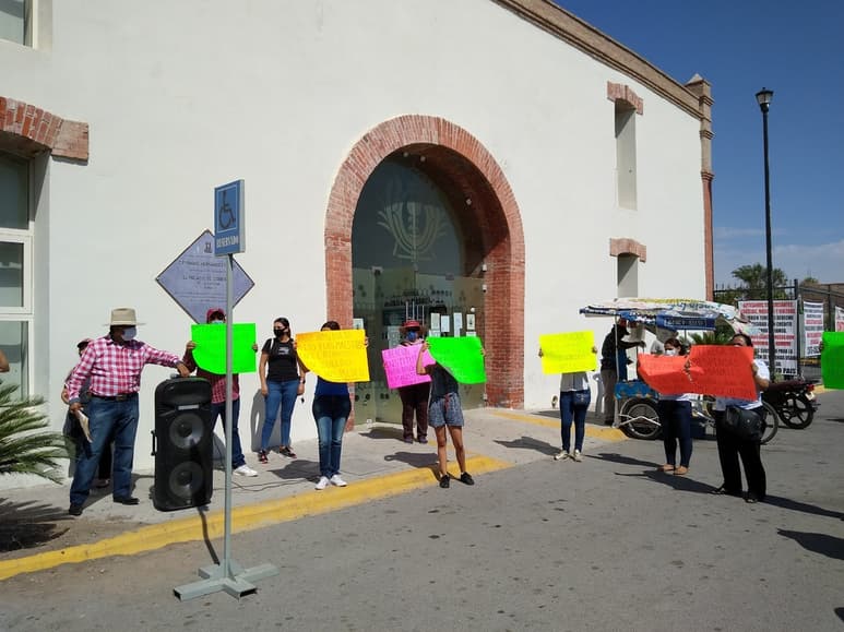 La manifestación inició minutos después de las diez de la mañana de ayer y los quejosos portaron pancartas de inconformidad.