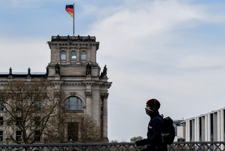 Alemania mantiene el objetivo de reabrir el turismo hacia Europa el próximo lunes, con la retirada de la recomendación de no viajar al extranjero, pero sin bajar la guardia sobre la evolución de la pandemia o posibles repuntes de contagios. (ARCHIVO)