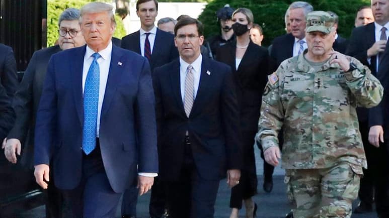 El jefe del Estado Mayor de EUA, el general Mark Milley, lamentó este jueves haber acompañado al presidente, Donald Trump, en su foto en la iglesia de Saint John en Washington D.C. (ESPECIAL)