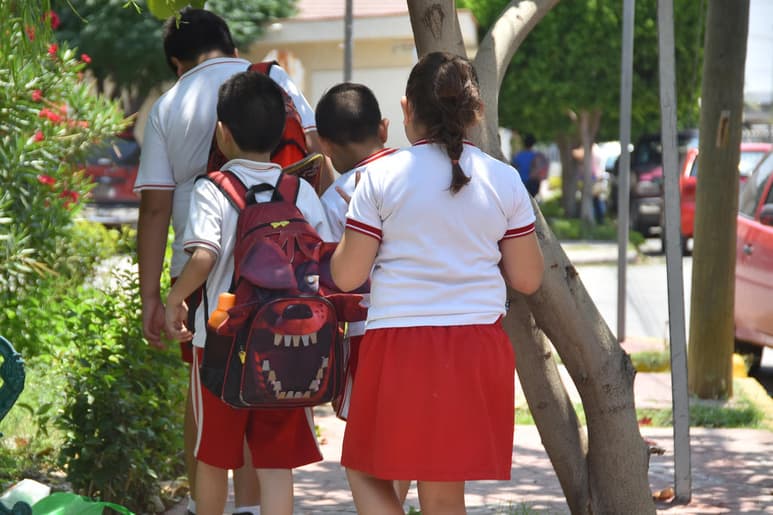 En total son 53 mil maestros en Coahuila y atienden a más de un millón de estudiantes, por lo que es muy difícil que se les pueda hacer pruebas de COVID-19 a todos. (ARCHIVO)