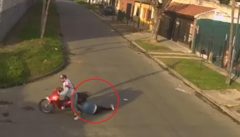 El sujeto golpeó en repetidas ocasiones a la mujer, creyendo que ésta se aferraba a la moto cuando él intentaba huir con sus pertenencias (CAPTURA)