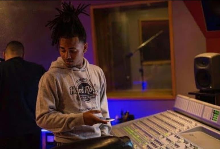 'Básicamente me tocó pasar el mayor tiempo de esta cuarentena en mi bote y este terminó siendo un estudio de grabación. Vienen más canciones y buena música hecha desde el corazón para todos mis fanáticos', destacó Ozuna. (INTERNET)