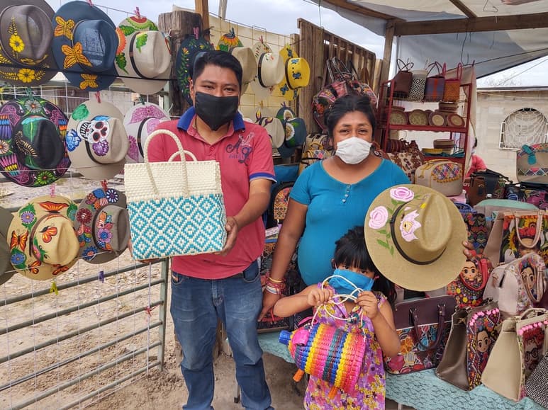 ARTESANOS. Ante la contingencia, la familia de Gerardo Ángel Sánchez ofrece artesanías oaxaqueñas desde su hogar