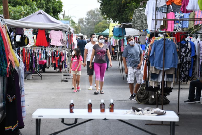 La operación del tianguis de FOVISSSTE La Rosita durante el jueves fue a modo de un 'ensayo' coordinado entre autoridades estatales y municipales en el marco de la reapertura económica. (FERNANDO COMPEÁN)