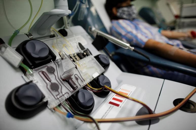 Sobrevivientes de COVID-19 están donando su plasma sanguíneo con esperanzas de que ayude a otros pacientes a recuperarse. Y aunque aún no se sabe a ciencia cierta, los científicos están ahora examinando si las donaciones pudieran prevenir la infección. (ARCHIVO)