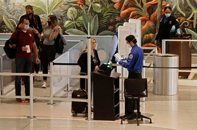 La Casa Blanca está explorando la posibilidad de que los viajes desde México puedan estar contribuyendo a una nueva ola de infecciones de coronavirus. (ARCHIVO)