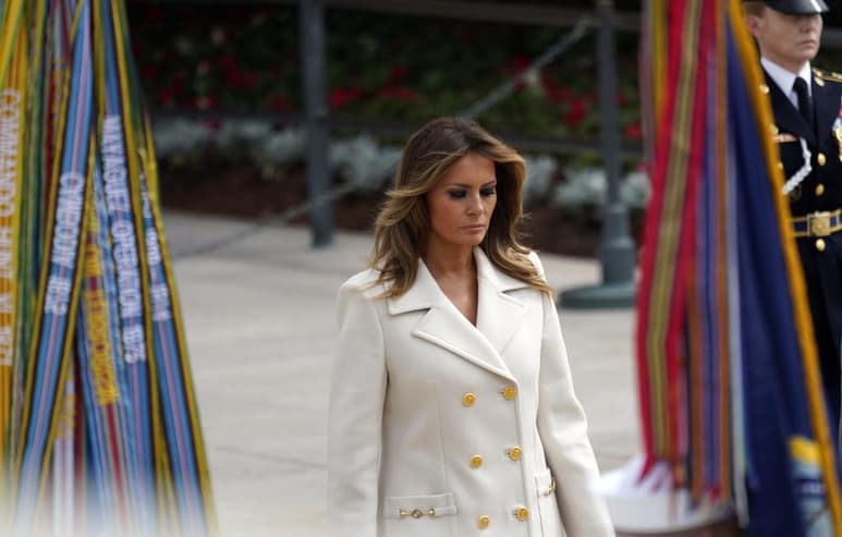 La primera dama de EUA, Melania Trump, negoció antes de su llegada a la Casa Blanca tras el triunfo electoral del presidente Donald Trump un nuevo acuerdo prenupcial. (ARCHIVO)