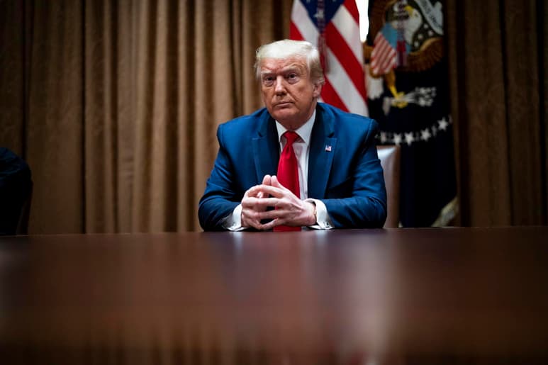 El presidente de Estados Unidos, Donald Trump, se mostró a favor de prohibir que la Policía inmovilice a los detenidos por el cuello, como pasó con el afroamericano George Floyd, aunque justificó que en algunos casos los agentes empleen esta práctica 'inocente' contra gente 'mala'. (ARCHIVO)
