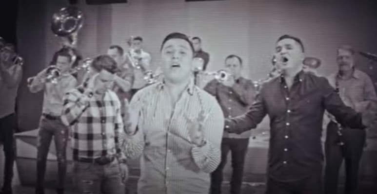 El proceso de selección de canciones de La Arrolladora Banda El Limón comienza con un paseo entre un padre y un hijo por el malecón de la ciudad mexicana de Mazatlán y termina con la salida al mercado del tema y el video, como pasa este viernes con Igual, el nuevo sencillo de la legendaria agrupación. (ESPECIAL)