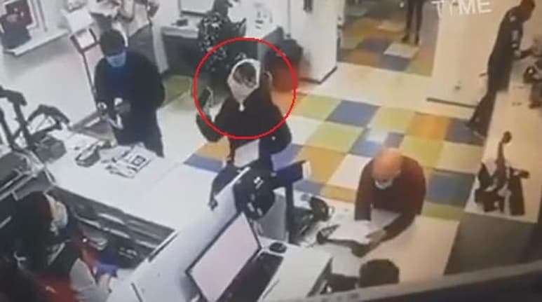Tras negarse el servicio supuestamente por la falta de cubrebocas, la mujer uso su ropa interior como mascarilla protectora (CAPTURA)