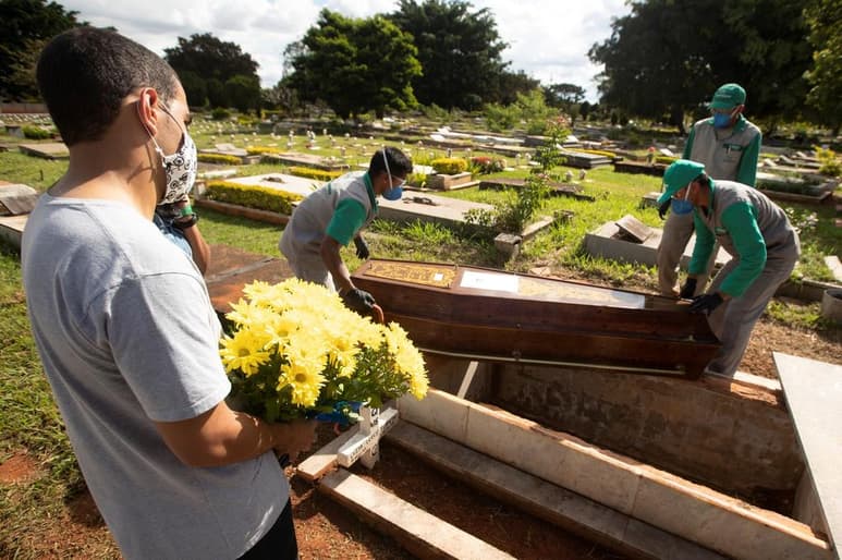 Estados Unidos alcanzó este viernes la cifra de 114.613 muertos y 2.043.656 casos confirmados de la COVID-19, de acuerdo con el recuento independiente de la Universidad Johns Hopkins. (ARCHIVO)