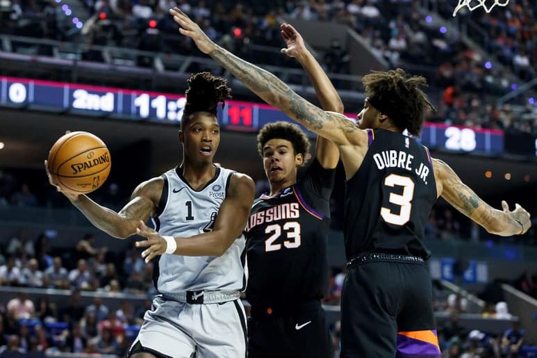 Durante mucho tiempo Lonnie Walker (i) utilizó el cabello largo, con motivo de su confianza personal, tras el trauma infantil sufrido.