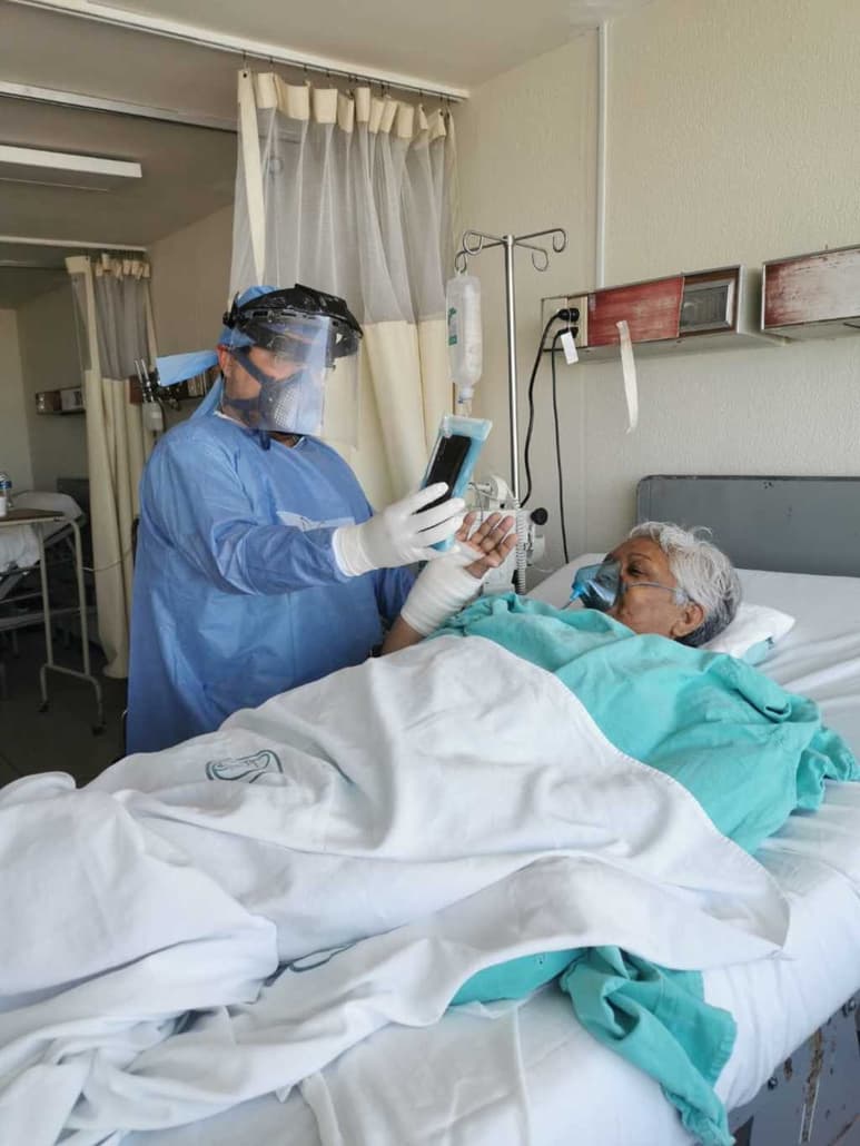 Doña María no se detiene ante el virus del COVID-19; desde su cama canta para alegrar a todos.