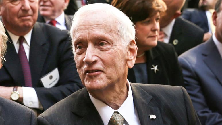 Sessions fue un abogado de carrera en el Departamento de Justicia y juez federal hasta que Reagan lo nombró director del FBI en 1987. Modernizó la tecnología del buró, reformó sus archivos de huellas dactilares, reasignó a 325 agentes de contrainteligencia tras el fin de la Guerra Fría y concentró los esfuerzos de la agencia en el combate al delito violento.
(ARCHIVO)