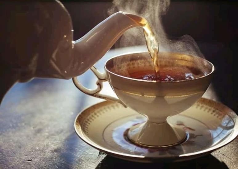 Tomar una infusión de manzanilla por las noches nos ayuda a combatir el insomnio. (ESPECIAL)