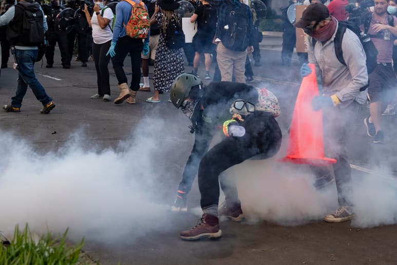 El Servicio Secreto de EUA reconoció este sábado que este mes usó gas pimienta para dispersar a los manifestantes de los alrededores de la Casa Blanca y abrir paso al presidente Donald Trump, después de casi dos semanas negando que hubiera usado ningún agente lacrimógeno. (ARCHIVO)