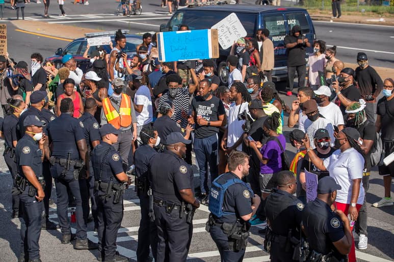 Manifestantes antirracismo buscaron de atraer los reflectores el sábado a las muertes de dos afroestadounidenses, uno de los cuales fue hallado colgando de un árbol en California y otro que fue muerto a tiros por la policía afuera de un restaurante de Atlanta. Horas después, la jefa policial de Atlanta presentó su renuncia. (ARCHIVO)