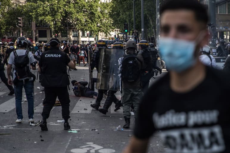 La concentración pretendía ser una marcha desde la Plaza de la República al Palacio de la Ópera. (EFE)
