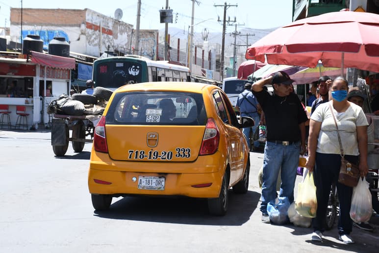El uso de cubrebocas en los choferes de taxis y rutas urbanas es obligatorio. Las unidades deben ser sanitizadas constantemente. (EL SIGLO DE TORREÓN)