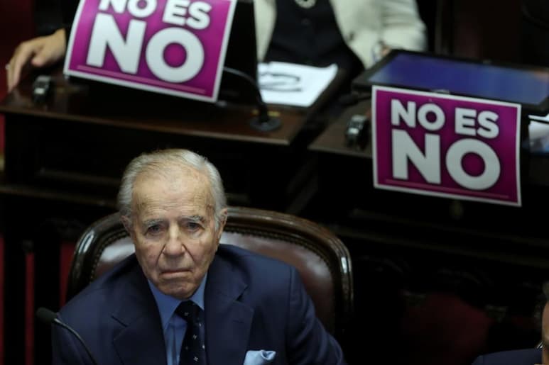 El expresidente argentino Carlos Menem permanece hospitalizado desde el sábado por la noche en Buenos Aires con un cuadro de neumonía. (ARCHIVO)