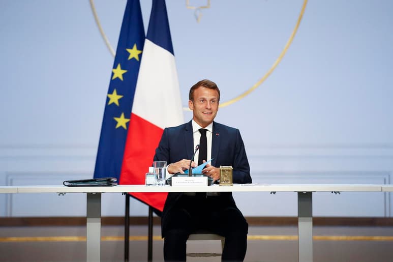 El presidente francés, Emmanuel Macron, anunció este domingo que los colegios del país deberán prepararse para recibir a partir del próximo 22 de junio a 'todos los alumnos de manera obligatoria y en condiciones normales' hasta el final del curso. (ARCHIVO)