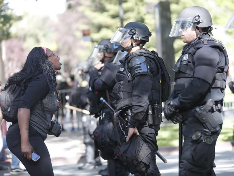 Por lo menos siete policías de Minneapolis han renunciado y otros siete están en proceso de hacerlo ante lo que consideran una falta de apoyo del departamento y líderes municipales al momento en que se intensificaban las protestas por la muerte del afroestadounidense George Floyd. (ARCHIVO)